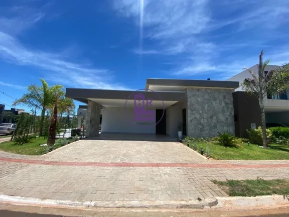 Linda casa térrea em condomínio fechado.