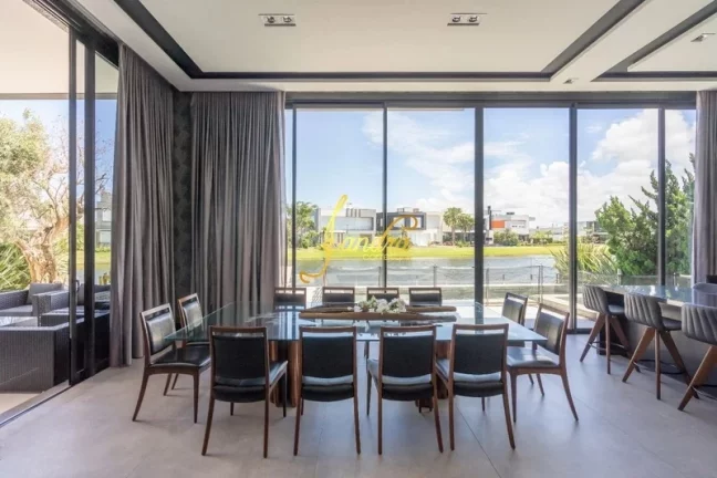 Imagem Sobrado Com 06 suítes Beira Lago, mobiliado e decorado com piscina em concreto aquecida