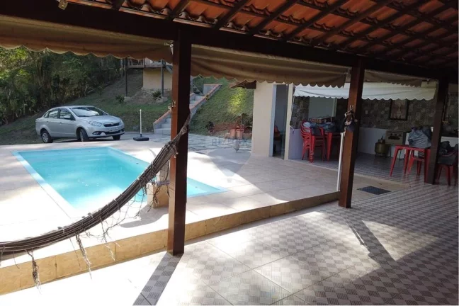 Imagem Sítio com três dormitórios e piscina em Saquarema.