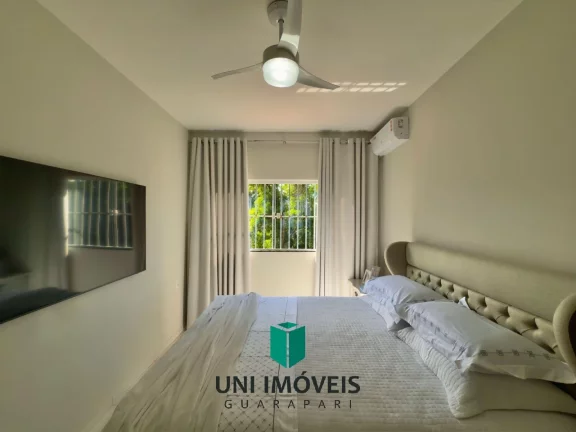 Imagem Triplex à venda em bairro nobre de Guarapari com área gourmet e deck para lagoa