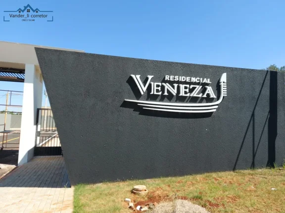Imagem Casa de 2 quartos à venda no Condomínio Veneza, Jardim Guarapuava, Foz do Iguaçu-PR: 54,33m², 1 suíte, 2 salas, 2 banheiros, 1 vaga.