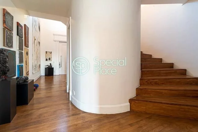 Imagem Casa em excelente localização no Jardim Guedala, direcionada para um lindo jardim com piscina em d...