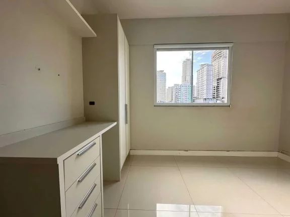 Imagem Apartamento com 3 dormitórios sendo 1 suíte e 1 vaga de garagem na Meia Praia, Itapema/SC