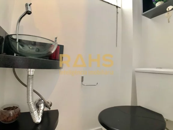 Imagem Sobrado Geminado com 115 m² de área construída com 1 suíte e 2 quartos, 2 vagas de garagem a ven...