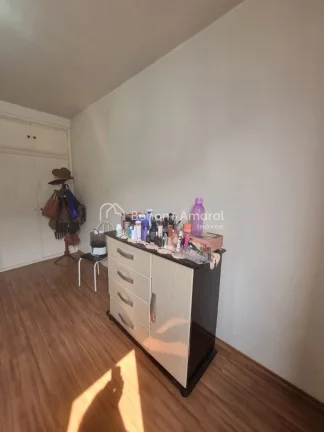 Imagem Com 2 quartos, sala, banheiro social, cozinha e área de serviço. Sem elevador (3º andar), 1 vaga ...