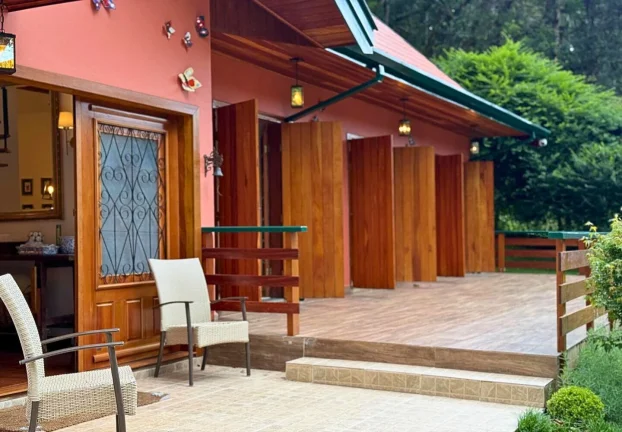 Imagem Casa de serra com lareira e jardim na Vila Inglesa | 4 dormitórios | terreno de 927 m²