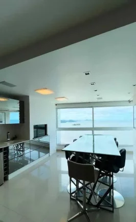 Imagem Apartamento mobiliado com 3 suítes e 3 vagas de garagem na Avenida Atlântica em Balneário Camboriú