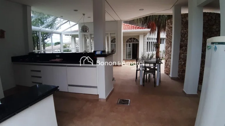 Imagem Em um terreno de 1.909m² e com 750m² de construção, esta imponente propriedade oferece conforto ...