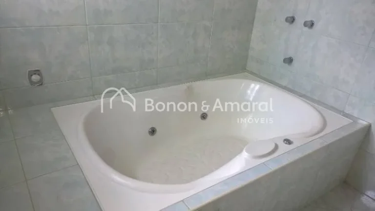 Imagem Sobrado espaçoso com 3 dormitórios, sendo 1 suíte com hidromassagem e closet, além de 2 dormitó...