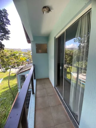 Imagem Casa com 4 dormitórios sendo 3 suítes e 4 vagas de garagem, a 200m do mar em Bombinhas/SC