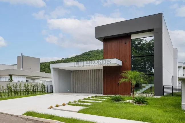 Imagem Casa com 4 suítes e 4 vagas à venda no condomínio Caledônia em Camboriú/SC