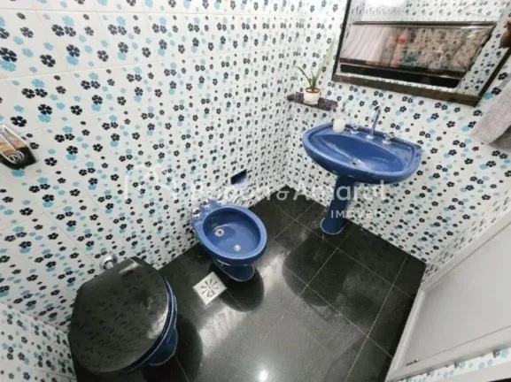 Imagem Casa bem localizada, em avenida consolidada, rodeada por clínicas, comércio, escritórios e estaci...