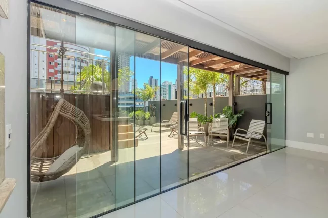 Imagem Apartamento com 3 suítes e 3 vagas de garagem no centro de Balneário Camboriú/SC