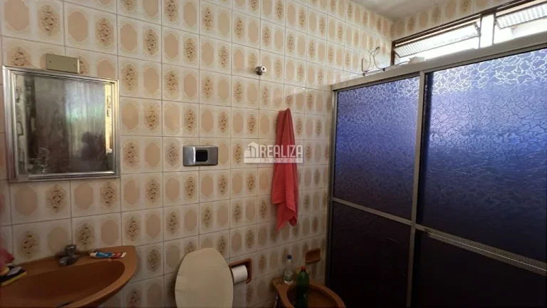 Imagem Casa padrão à venda no Fabrício, Uberaba - 4 dormitórios, 2 banheiros, garagem coberta