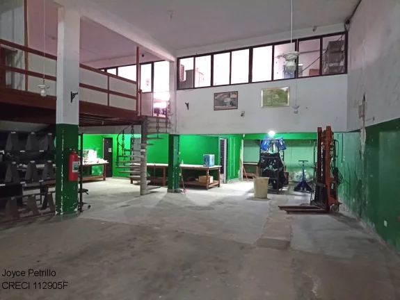 Imagem Galpão comercial com 2 mezaninos, cozinha e 3 banheiros. Localização estratégica em Peruíbe. Ideal para empresas. Agende sua visita!