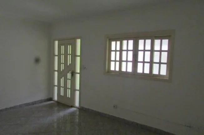 Imagem Casa com 01 vaga, portão eletrônico, sala, cozinha com gabinete e armários, área de serv. cobert...
