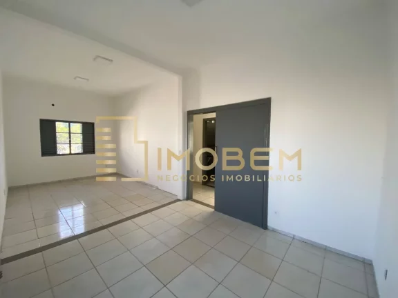 Imagem Casa Comercial de Alto Padrão para Locação em Sinop-MT - Setor Comercial 6 salas, 3 banheiros, 4 vagas de garagem 217m².