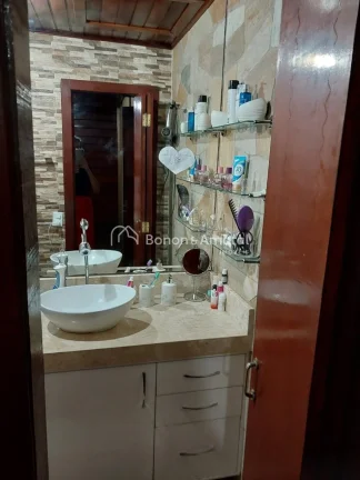 Imagem Esta encantadora casa de madeira oferece um ambiente acolhedor e confortável, perfeita para a famí...