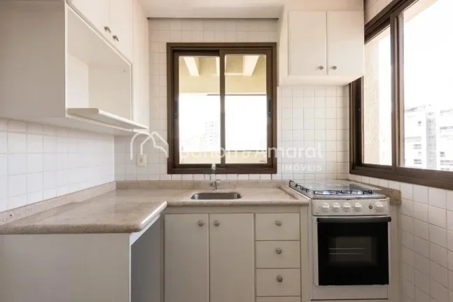 Imagem Com 81 m², o imóvel possui dois pavimentos: No pavimento inferior contém sala para dois ambientes...