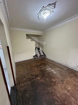 Imagem Sobrado à venda com 2 dormitórios e quintal no bairro do Macuco em Santos/SP