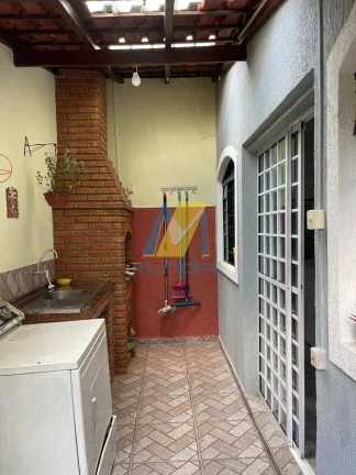 Imagem Sobrado amplo com 215m², 4 dormitórios e espaço gourmet - R$ 780 mil
