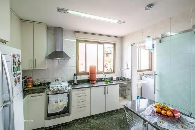 Imagem Este apartamento espaçoso oferece 135 metros quadrados de área, com 4 quartos bem distribuídos e ...