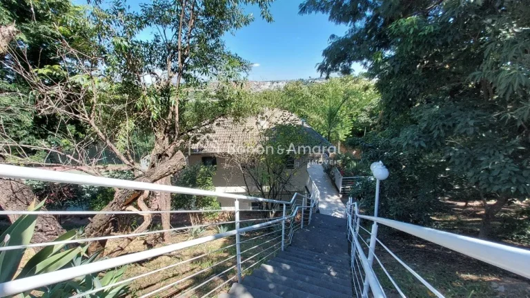 Imagem Este terreno, de 300 m², está localizado na parte mais baixa do condomínio e conta com uma topogr...