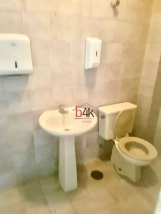 Imagem Sala comercial à venda na Berrini com 98m² de área, copa, banheiro e 2 vagas de garagem.