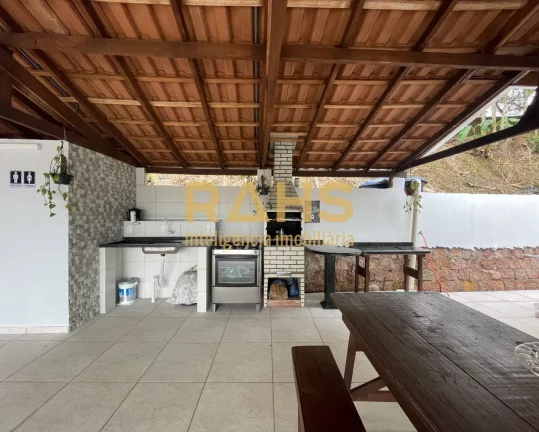 Imagem Casa Plana Parcialmente Averbada, aceita financiamento, com 1 suíte e 2 quartos, 2 vagas de garagem...