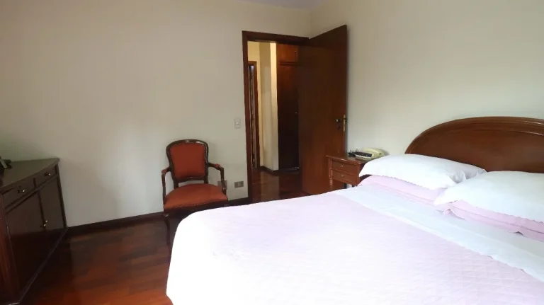 Imagem Apartamento 200M², 3Q, 3 Suítes, 5 Banheiros, 3 Vagas, Varanda, Piscina, Closet, Despensa, Dependência Completa de Serviço, Depósito, Armários.