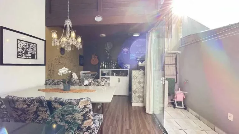 Imagem Sobrado com 2 dormitórios e 1 vaga de garagem com terraço e churrasqueira em Balneário Camboriú