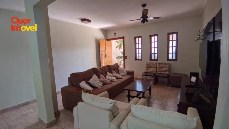 Imagem Casa no Jardim Independência: 4 quartos, 2 suítes, 3 salas, 2 vagas, 215m². Imperdível em Ribeirão Preto-SP! Acesse Quer Imóvel Negócios Imobiliários.