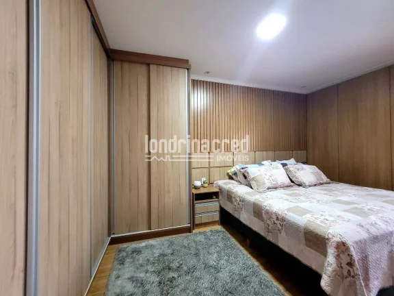 Imagem Casa à venda no Jardim Bandeirantes – 4 quartos (1 suíte), 3 banheiros, edícula, área gourmet e vagas para 3 carros em localização privilegiada de Londrina
