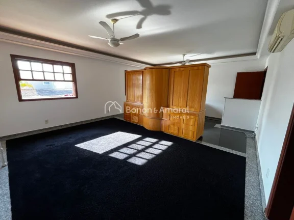 Imagem Casa de 600 m², com 3 entradas separadas (principal, sala da lareira e serviço). Com 5 suítes, se...