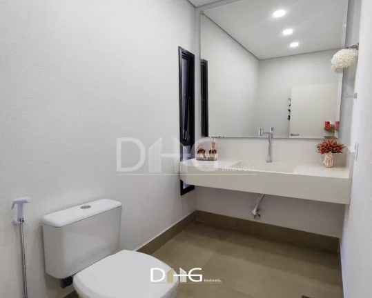 Imagem Casa de alto padrão térrea com 03 suítes, com ar condicionado, suíte master conta com closet, banheiro já com duas cubas e dois chuveiros;