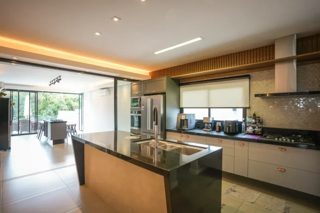 Imagem Casa à venda alto padrão - Área útil 250 m2 com 3 dormitórios sendo 3 suítes - 5 vagas - Condomínio