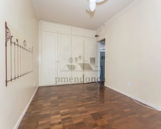 Imagem Apartamento com armários planejados, piso em parquet, living para 02 ambientes, banheiro, 02 dormit...