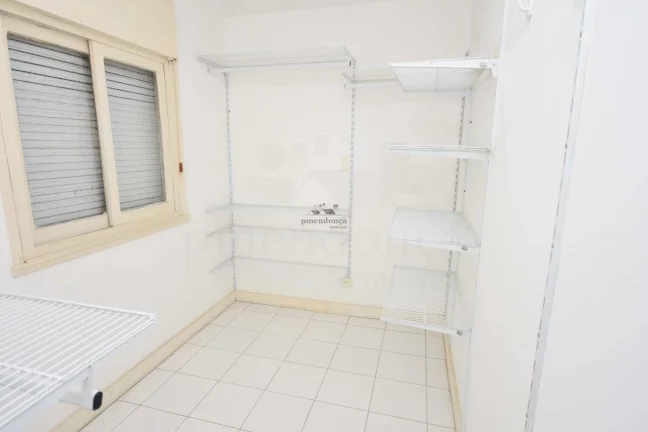 Imagem Apartamento bem distribuído com living para 02 ambientes, janelas grandes proporcionando boa ilumin...
