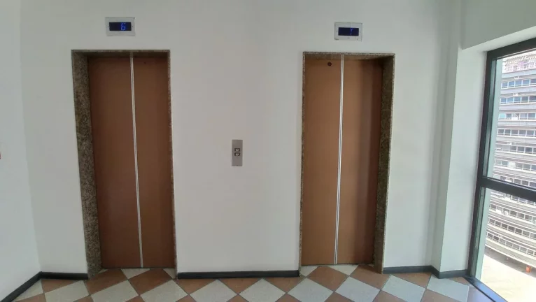 Imagem Sala/Conjunto Comercial à Venda, 60,79m2, Dividida Em 3 salas, Com Vaga de Garagem - Centro, Florianópolis/SC