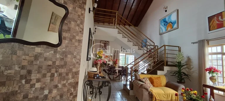 Imagem Oportunidade Única! Terreno Amplo com Casa Completa e Sofisticada