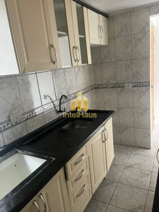 Imagem Apartamento com 2 dormitórios, sala para dois ambientes, cozinha com armários e cooktop, 1 banheir...