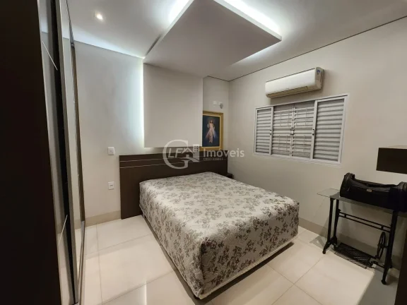 Imagem Casa à venda em Campo Grande-MS, bairro Amambaí: 3 quartos, 2 suítes, 3 salas, 2 banheiros, 3 vagas de garagem, 260m² de área.