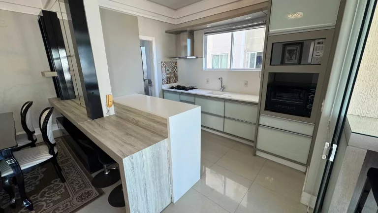 Imagem Apartamento frente mar com 3 suítes e 3 vagas de garagem em Meia Praia - Itapema/SC