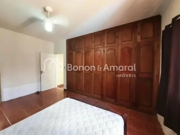 Imagem Casa térrea com edícula e muito espaço! A casa principal possui 3 quartos, sendo 1 suíte, além ...
