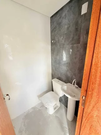 Imagem Sobrado de alto padrão com 2 suítes e 2 vagas de garagem em Palhoça/SC