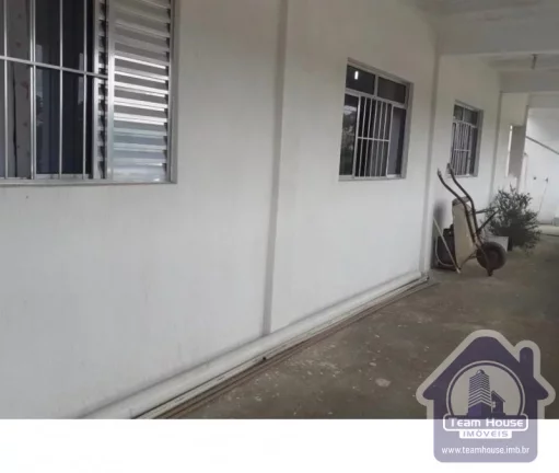 Imagem Casa com salão comercial a venda no Pq. Umuarama em Suzano