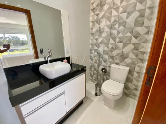 Imagem Casa de alto padrão com 300 m² privativos, localizada em condomínio na Ilha do Francês, entre as praias dos Ingleses e Moçambique, a aproximadamente 6