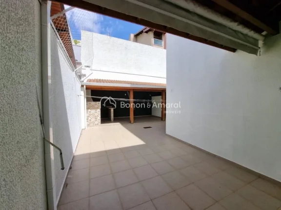Imagem Charmosa e bem distribuída, esta casa de 182m² oferece conforto e praticidade em uma localização...
