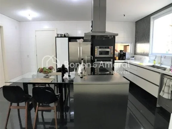 Imagem Linda e espaçosa casa de condomínio com área de 704 m². O imóvel possui living com pé direito ...