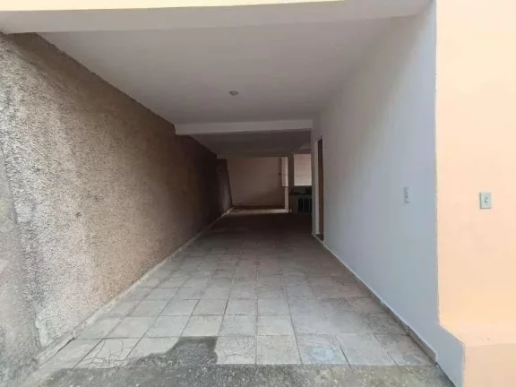Imagem Casa Familiar com 3 Quartos, Suíte e Área de Convívio Ampliada.